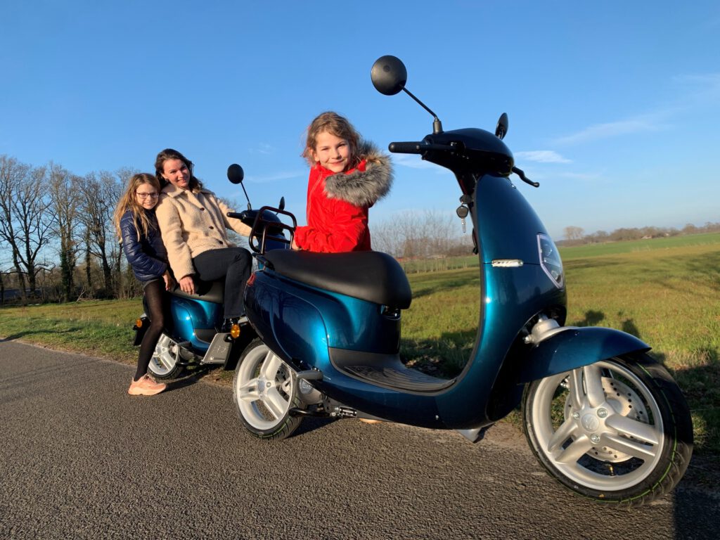 familie op scooter 